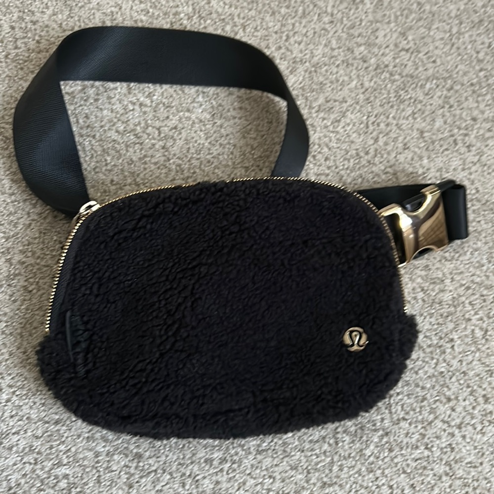 Lululemon Sherpa Belt Bag Black